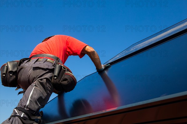 Installation of solar collectors for solar thermal energy. The company Hanschke Solarmontagen installs solar panels on a newly built apartment block in Mutterstadt (Palatinate)