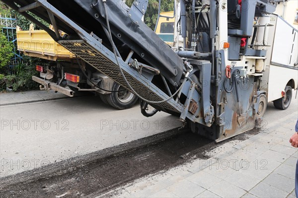 Cold milling machine (road milling machine) in use (Mutterstadt, Rhineland-Palatinate)