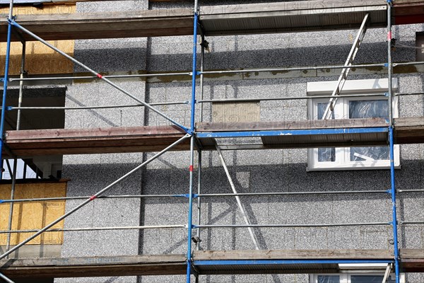 Thermal insulation of a house facade