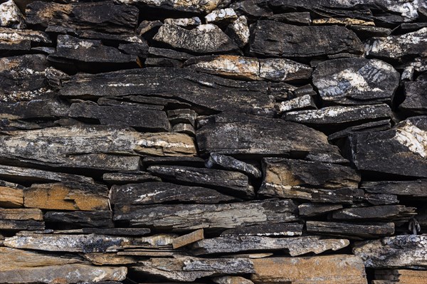 Structure of a stone wall, natural slate, slate slab, stone, stone structure, texture, wall, stone wall, background, nature, natural, grey, beige, natural background, natural background