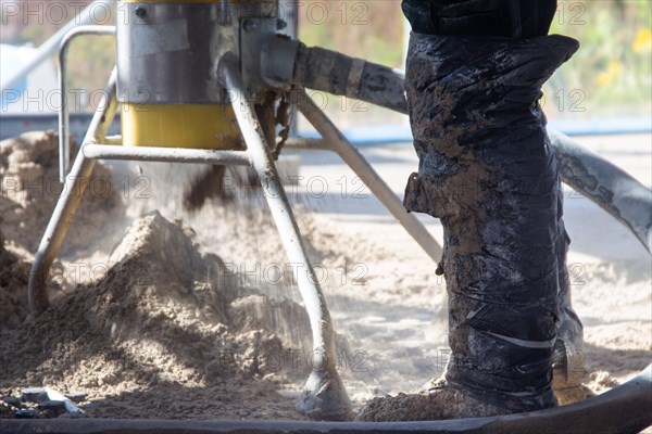 Delivery of flowing screed indoors