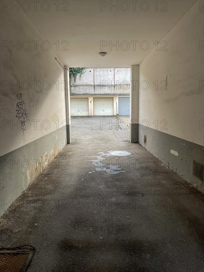 Access to a garage courtyard