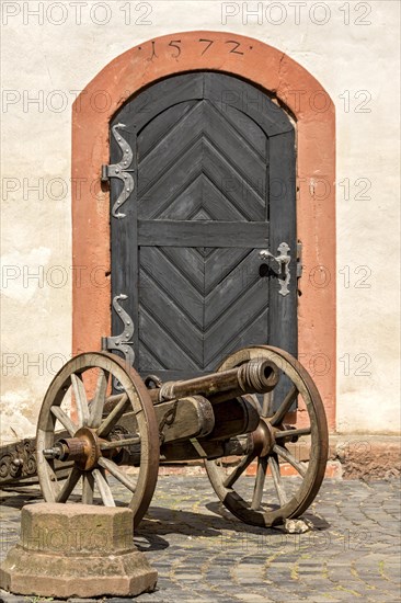 Historic cannon, inner castle courtyard, Ronneburg Castle, medieval knight's castle, Ronneburg, Ronneburger Huegelland, Main-Kinzig district, Hesse, Germany, Europe