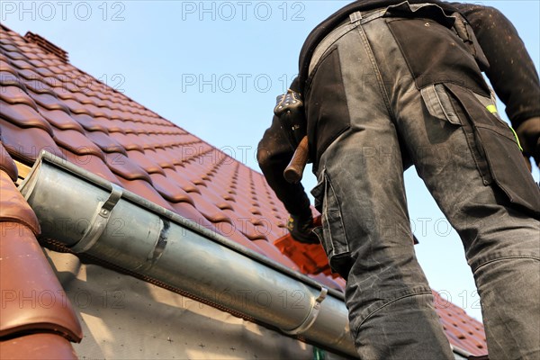 Roofing work, re-roofing of a tiled roof