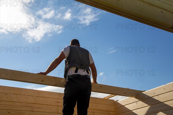 Timber construction: Carpenters assembling a garden sauna in Mutterstadt in the Rhein-Pfalz district. Timber prices are still high and waiting times are very long