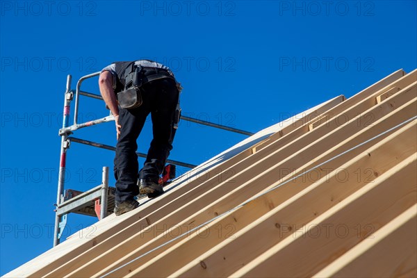 Carpentry work on a residential building (Mutterstadt development area, Rhineland-Palatinate)