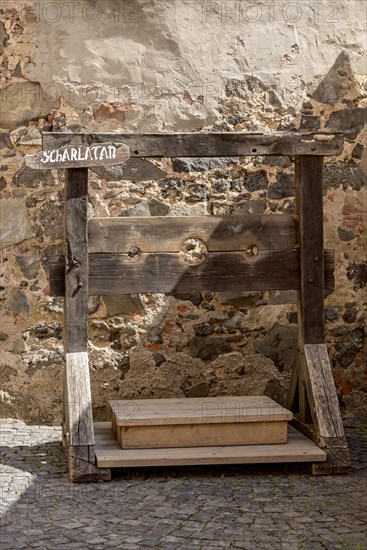 Pillory for the charlatan, swindler, inner courtyard, Ronneburg Castle, medieval knight's castle, Ronneburg, Ronneburger Huegelland, Main-Kinzig district, Hesse, Germany, Europe