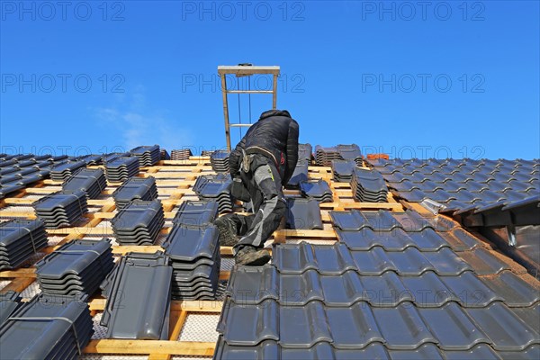 Roofing work, re-roofing of a tiled roof