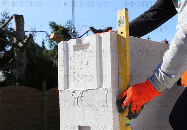 Bauarbeiter (Maurer) auf der Baustelle (Bauarbeiter (Maurer) arbeitet auf der Baustelle)