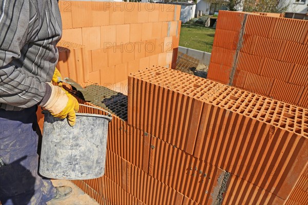 Bauarbeiter (Maurer) auf der Baustelle (Bauarbeiter (Maurer) arbeitet auf der Baustelle)