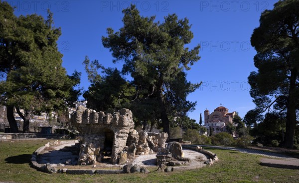 Ancient ruins, Pasha Gardens, in the background the Holy Church of St Paul, Agios Pavlos, Old Town, Upper Town, Thessaloniki, Macedonia, Greece, Europe