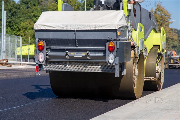 Roadworks in Neunkirchen/Saar: Tandem roller in action. A tandem roller is often used as the last construction vehicle during asphalt work