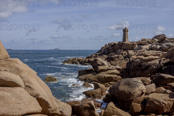 Phare de Ploumanac'h, officially: Phare de Mean Ruz, Cote de Granit Rose, Departement Cotes-d'Armor, Brittany, France, Europe