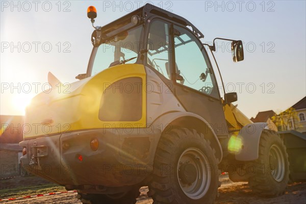 Wheel loader at sunset, here in the Ringstrasse development area (Mutterstadt, Rhineland-Palatinate)