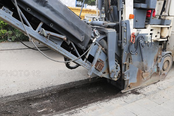 Cold milling machine (road milling machine) in use (Mutterstadt, Rhineland-Palatinate)