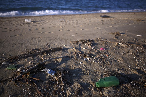 Pollution, plastic bottles, rubbish, rubbish, plastic waste, beach, sandy beach, sea, Peraia, also Perea, evening light, Thessaloniki, Macedonia, Greece, Europe