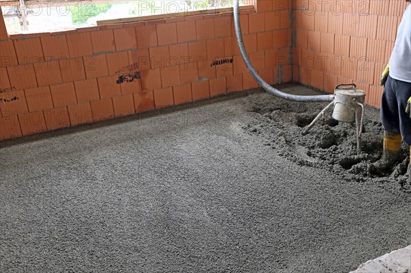 Flowing screed indoors