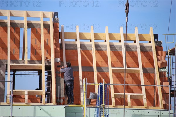 Roof work on a new residential building