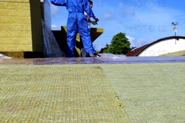 Employees of Uwe Adrian Bauspenglerei GmbH from Worms insulate the roof of a multi-purpose hall in Ober-Floersheim