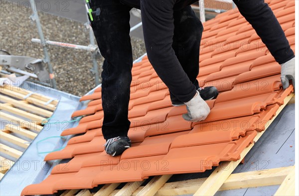 Roofing work, re-roofing of a tiled roof