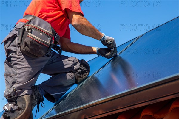 Installation of solar collectors for solar thermal energy. The company Hanschke Solarmontagen installs solar panels on a newly built apartment block in Mutterstadt (Palatinate)