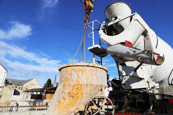 Fahrmixer (LKW) liefert Frischbeton zur Baustelle (Truck mixer delivers fresh concrete to the construction site)