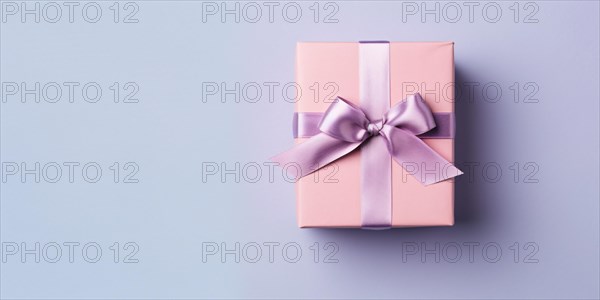 Top view of pink gift box with violet silk ribbon. KI generiert, generiert AI generated