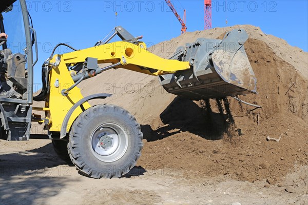 Excavation work, earthworks (here in the Mutterstadt development area, Rhineland-Palatinate)