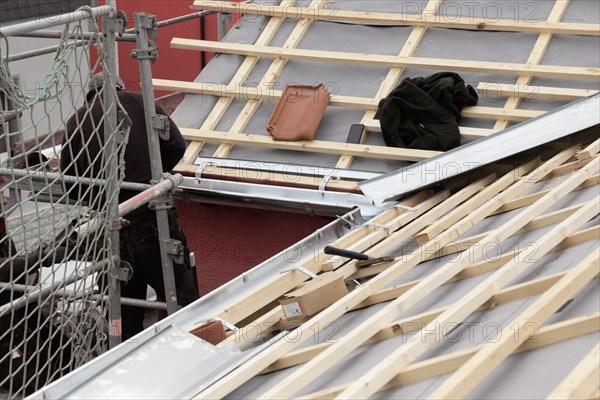 Roofing work, re-roofing of a tiled roof