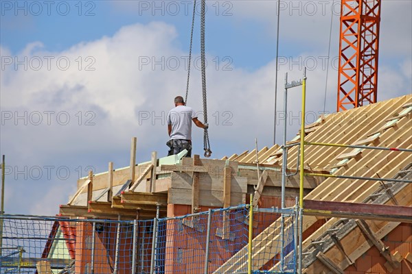 Construction worker (bricklayer) on the building site (Mutterstadt development area, Rhineland-Palatinate)