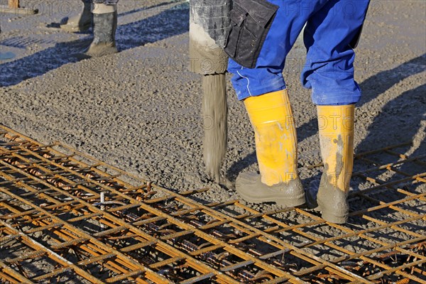 Concreting a floor slab with ready-mixed concrete