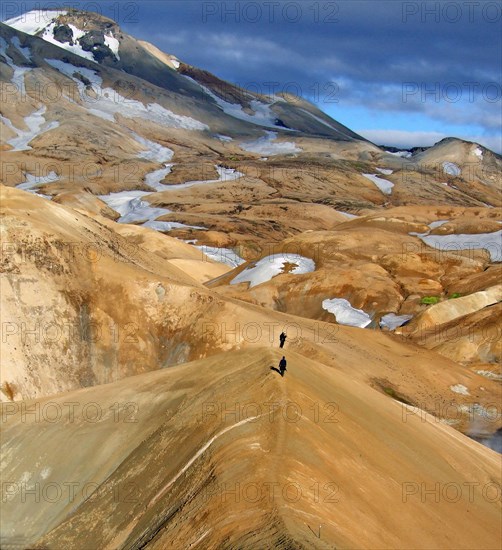 People wander through snow-covered, volcanic landscapes, smoke and vapour drift over brown surfaces, highlands, primeval world, fire and ice, Kerlingarfjell, Iceland, Europe