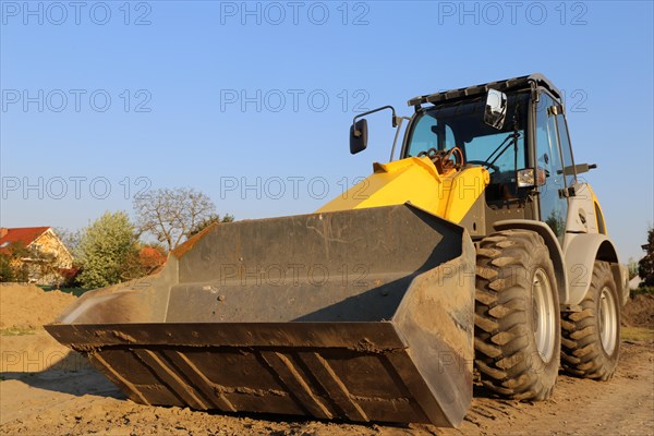 Wheel loader at sunset, here in the Ringstrasse development area (Mutterstadt, Rhineland-Palatinate)