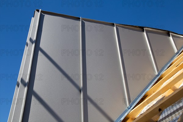 New tiling of a tiled roof. The new dormer window with aluminium cladding is already finished