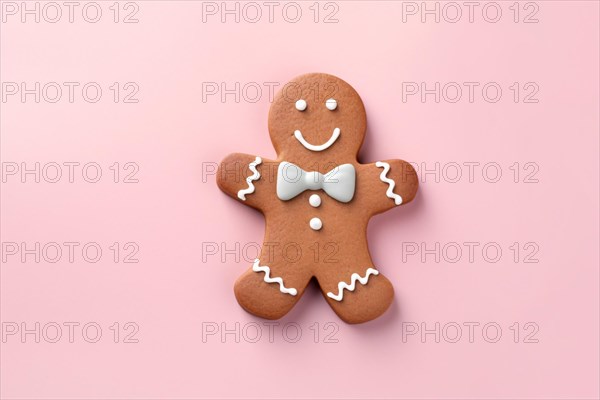 Christmas gingerbread man with bow tie on pink background. KI generiert, generiert AI generated