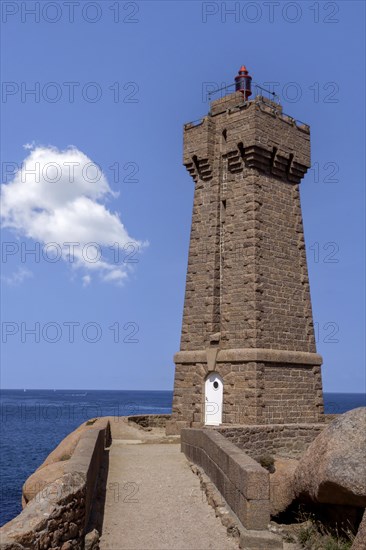 Phare de Ploumanac'h, officially: Phare de Mean Ruz, Cote de Granit Rose, Departement Cotes-d'Armor, Brittany, France, Europe