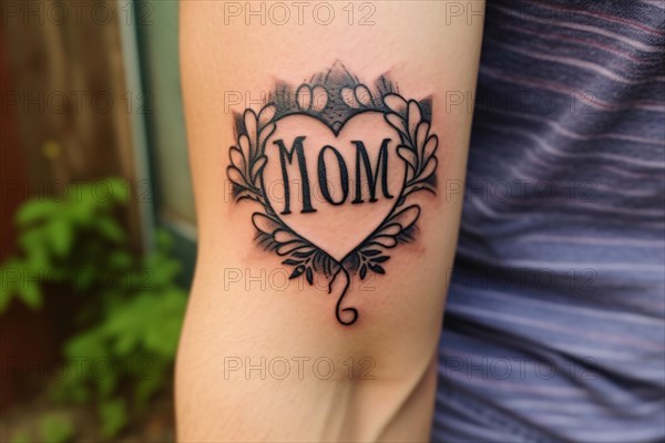 Arm with 'MOM' tattoo. Concept for mother's day and love for mothers. KI generiert, generiert AI generated