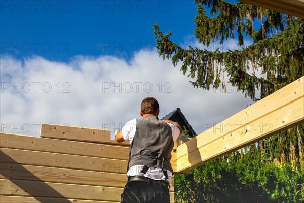 Timber construction: Carpenters assembling a garden sauna in Mutterstadt in the Rhein-Pfalz district. Timber prices are still high and waiting times are very long