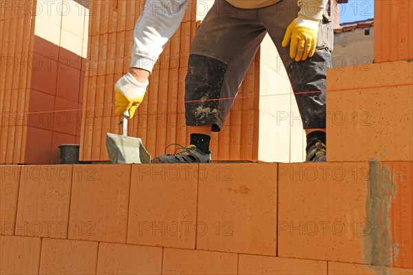 Bauarbeiter (Maurer) auf der Baustelle (Bauarbeiter (Maurer) arbeitet auf der Baustelle)