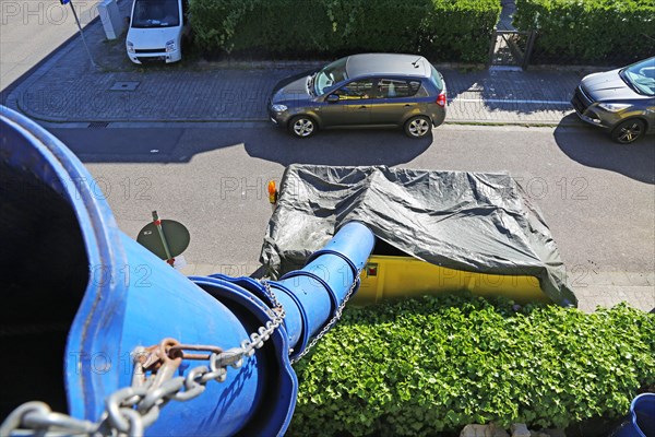 Debris chute for disposing of building rubble