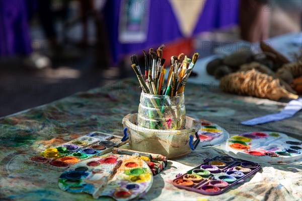 Painting utensils of an artist at the Mercado Organico in Santa Crzu, Pochutla, Baja de Huatulco, South Pacific Coast, State of Oaxaca, Mexico, Central America