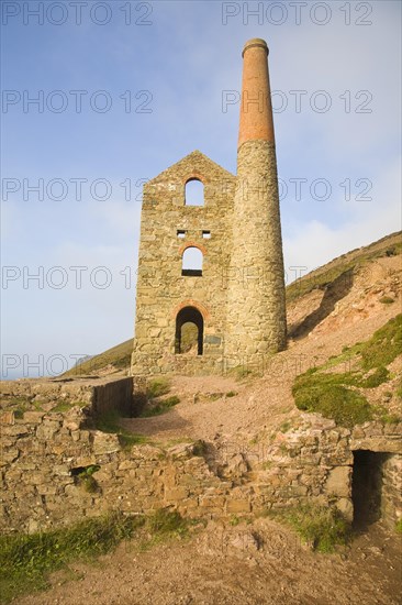 Ruins of Towanroath Pumping House at the Wheal Coates Tin Mine, St Agnes Head, Cornwall, England, United Kingdom, Europe