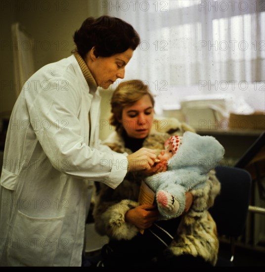 DEU, Germany, Dortmund: Personalities from politics, business and culture from the years 1965-90 Iserlohn. Public health officer giving an oral vaccination ca.1980, Europe