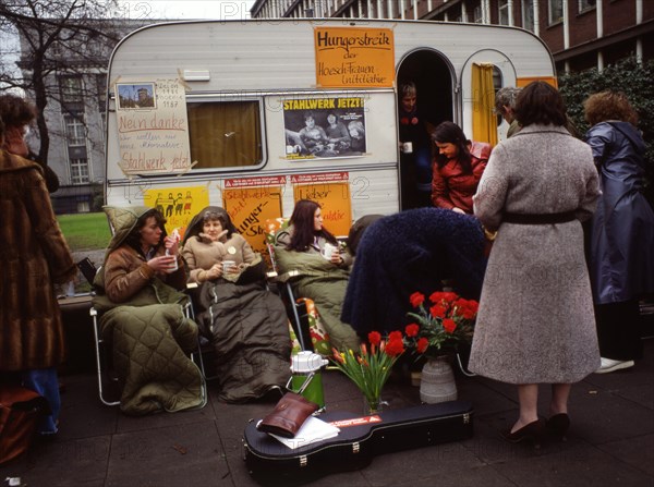DEU, Germany, Dortmund: Personalities from politics, business and culture from the years 1965-90 Dortmund. Hoesch AG. Women on hunger strike with Fasia Jansen .ca. 1980, Europe