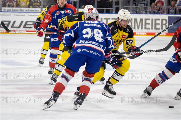 23.02.2024, DEL, German Ice Hockey League, 48th matchday) : Adler Mannheim (yellow jerseys) against Nuremberg Ice Tigers (blue jerseys) . Tom Kuehnhackl (34, Adler Mannheim) moves purposefully towards the goal of the Nuremberg Ice Tigers