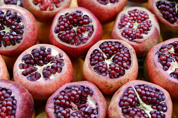 Pomegranates, street vending, Istiklal Caddesi shopping street, Beyoglu, Istanbul, European part, Istanbul province, Turkey, Asia