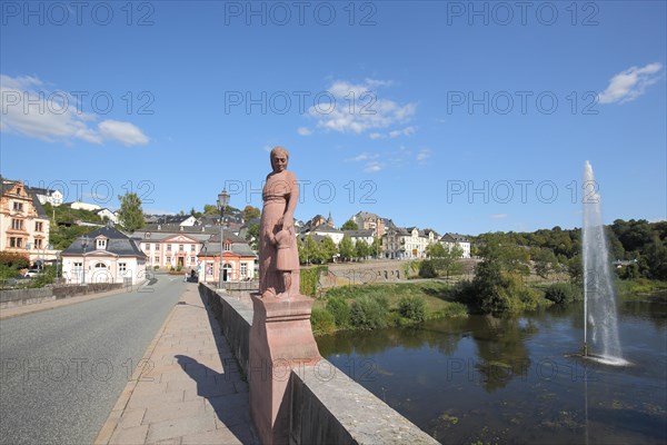 Stone bridge with sculpture Woman and Child over the Lahn, fountain, fountain, stone arch bridge, Postplatz, Weilburg, Taunus, Hesse, Germany, Europe