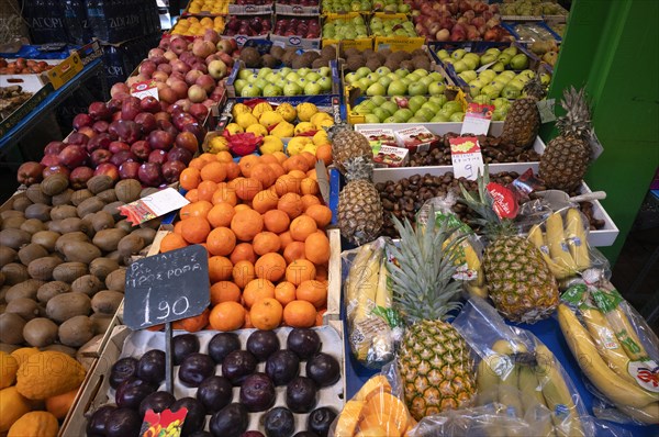 Display of fresh fruit, fruit, oranges, pineapples, bananas, kiwi, apples, plums, fruit vendor, food, Kapani market, Vlali, Thessaloniki, Macedonia, Greece, Europe