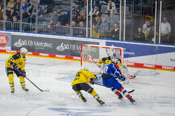 23.02.2024, DEL, German Ice Hockey League, 48th matchday) : Adler Mannheim (yellow jerseys) against Nuremberg Ice Tigers (blue jerseys) . Evan Barratt (10) on his way to the Adler Mannheim goal, Daniel Fischbuch (71) defuses the situation