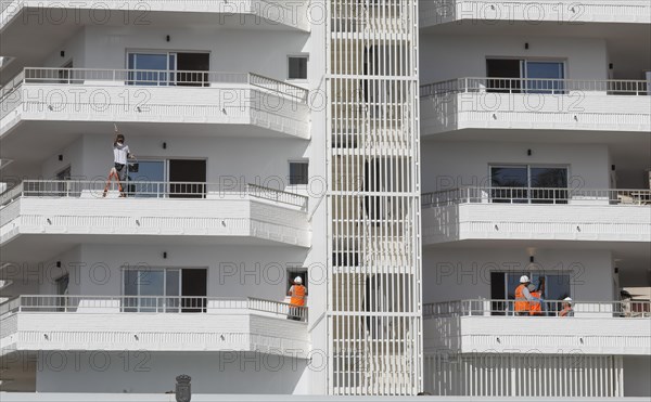 Workers renovate a hotel complex on the beach in Torremolinos, Costa del So, 13.02.2019.l